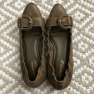Banana republic flats forest green size 6 pointy